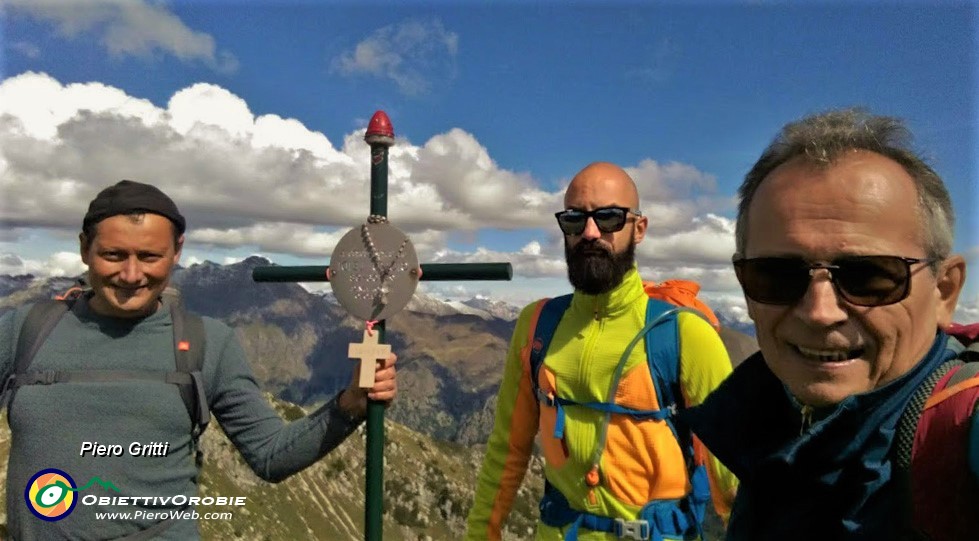 04 Alla croce di vetta dello Zucco Barbesino con Alessio e Cris Ben che rientrano dallo Zuccone Campelli.jpg